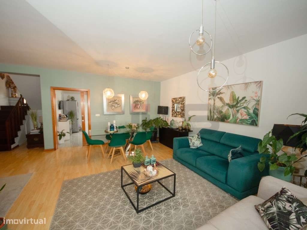 Moradia V3 +1 com aproveitamento de Sótão e Terraço em Ponta Delgad... - Grande imagem: 3/28