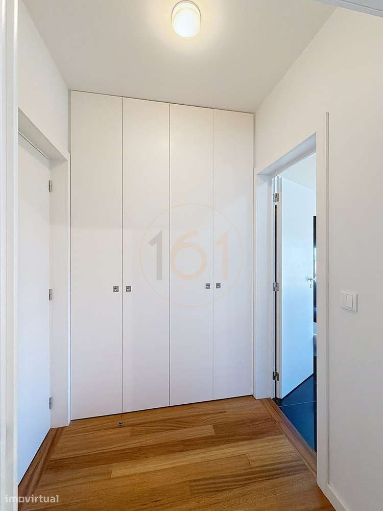 Apartamento T4 Duplex com Terraço e 4 Lugares de Garagem, com Possibil-24