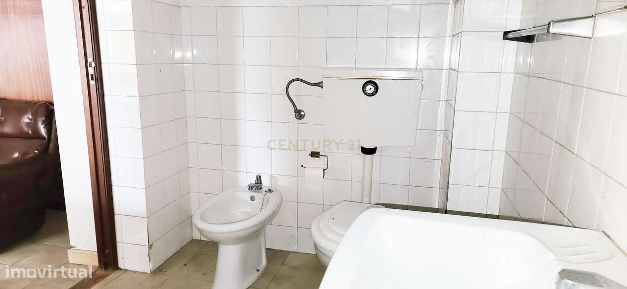 Excelente T2 Renovado com Potencial para T4 e Loja no Rés-do-Chão em C-11