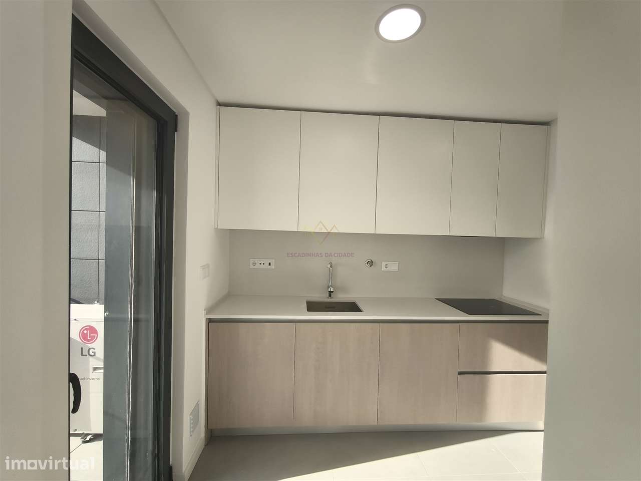 Elegância e Conforto em Carnaxide: T2 com Varandas, 2 Lugares de Garag-12