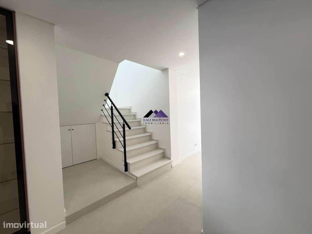 Moradia V3 com Garagem e Piscina a Estrear-33