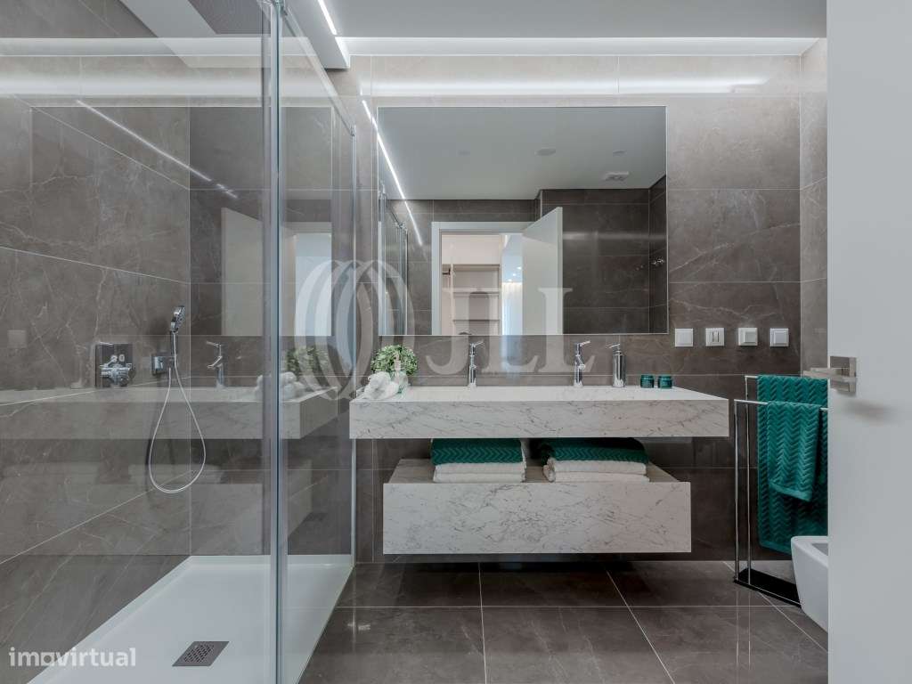 Apartamento T3 com varanda e garagem em Algés Oeiras-13