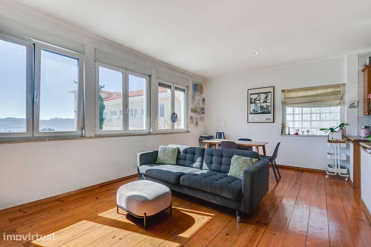 Terreno de 956m2 com duas moradias em Alcântara, Lisboa, uma T4 e T3-20