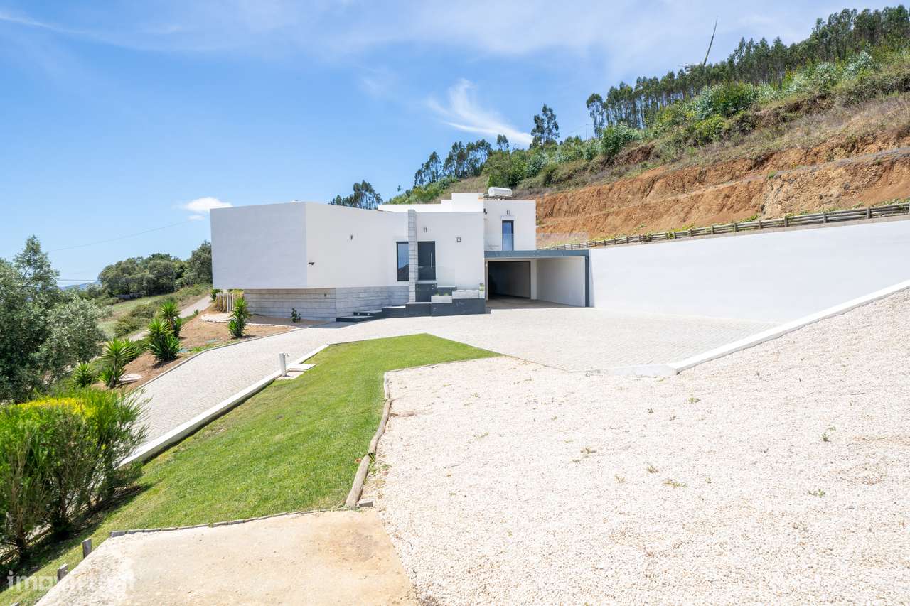 Moradia independente à venda na Estrada Velha da Avessada, 2665-31