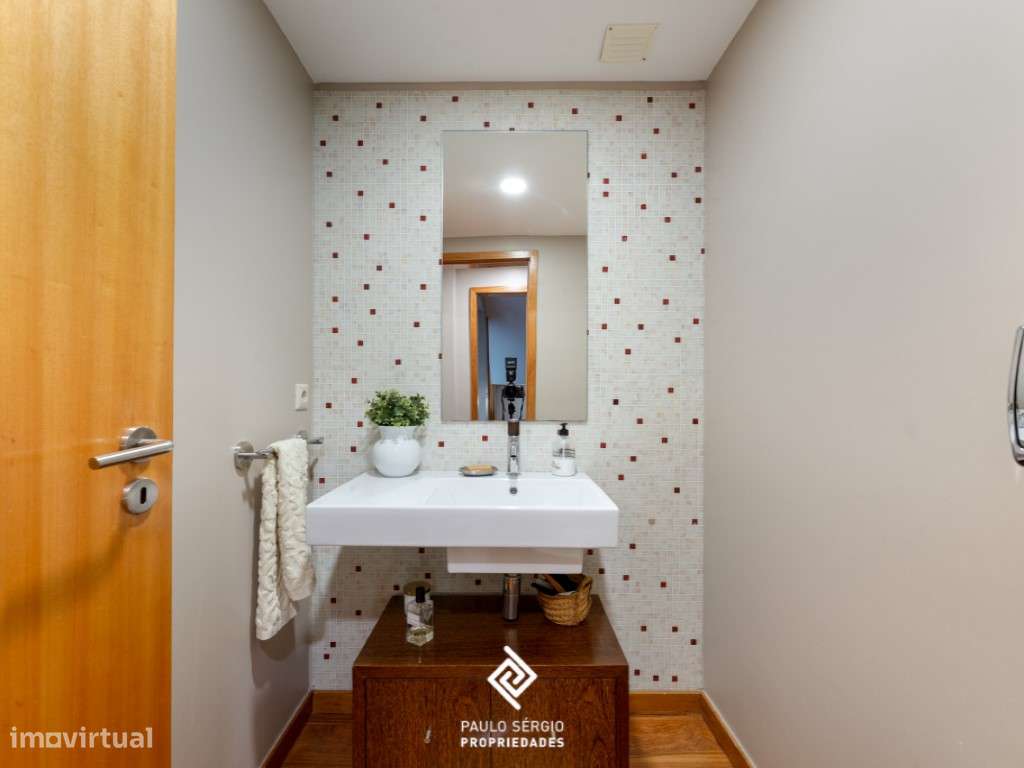 Moradia T4 localizada a 5' do centro da cidade da Maia - Grande imagem: 5/25