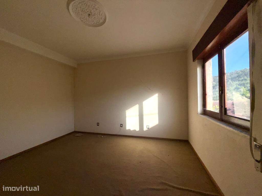 Moradia M5 com garagem em zona de Taveiro-19