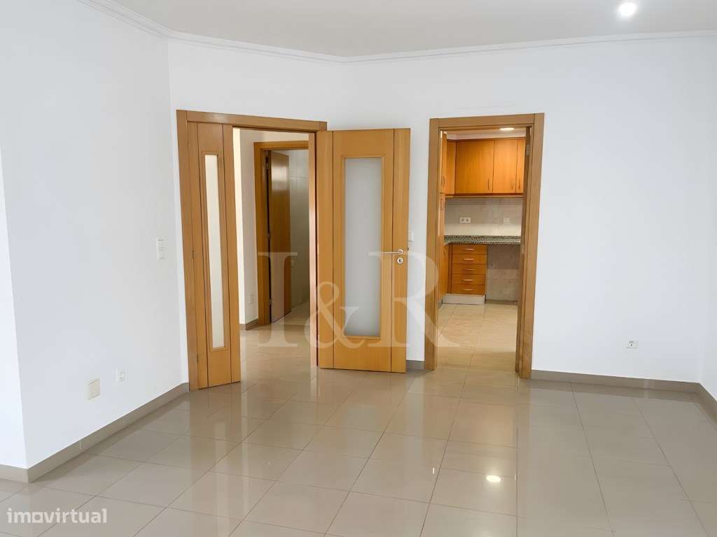 Moradia T5 com varandas, jardim e garagem no Feijó, Almada-7