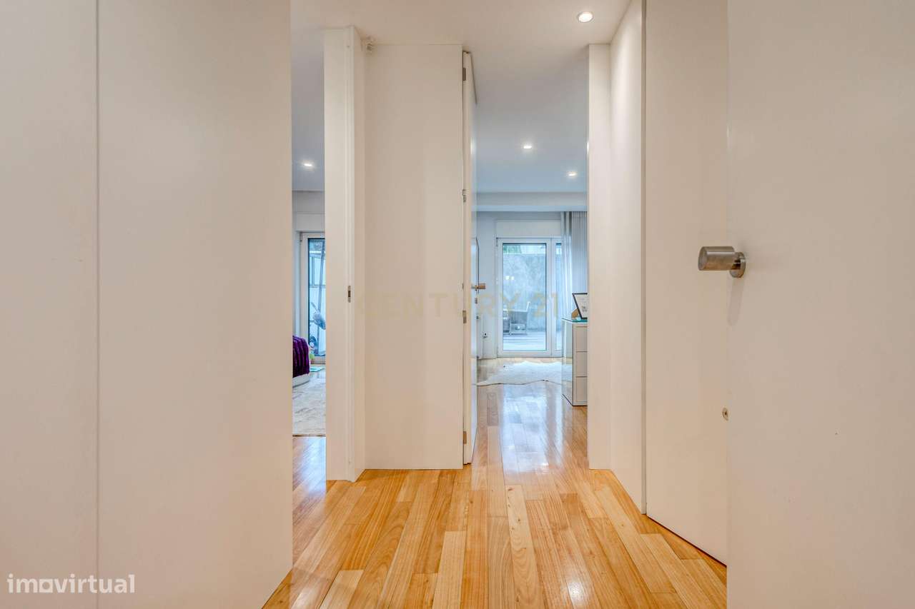 T3 Renovado com Terraço a 200m da Praia de Lavadores-13