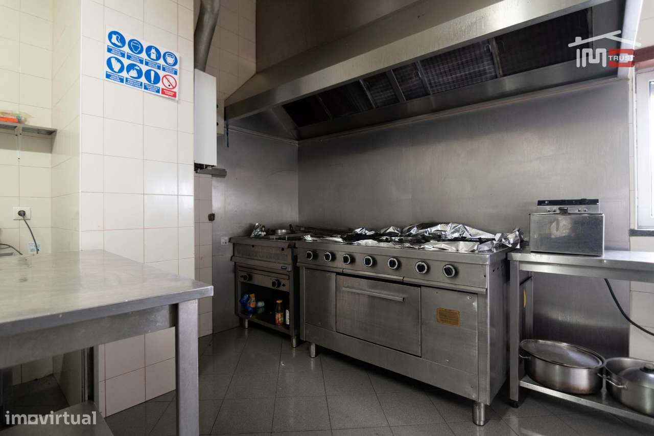 Prédio com 2 apartamentos e um restaurante - Grande imagem: 5/39