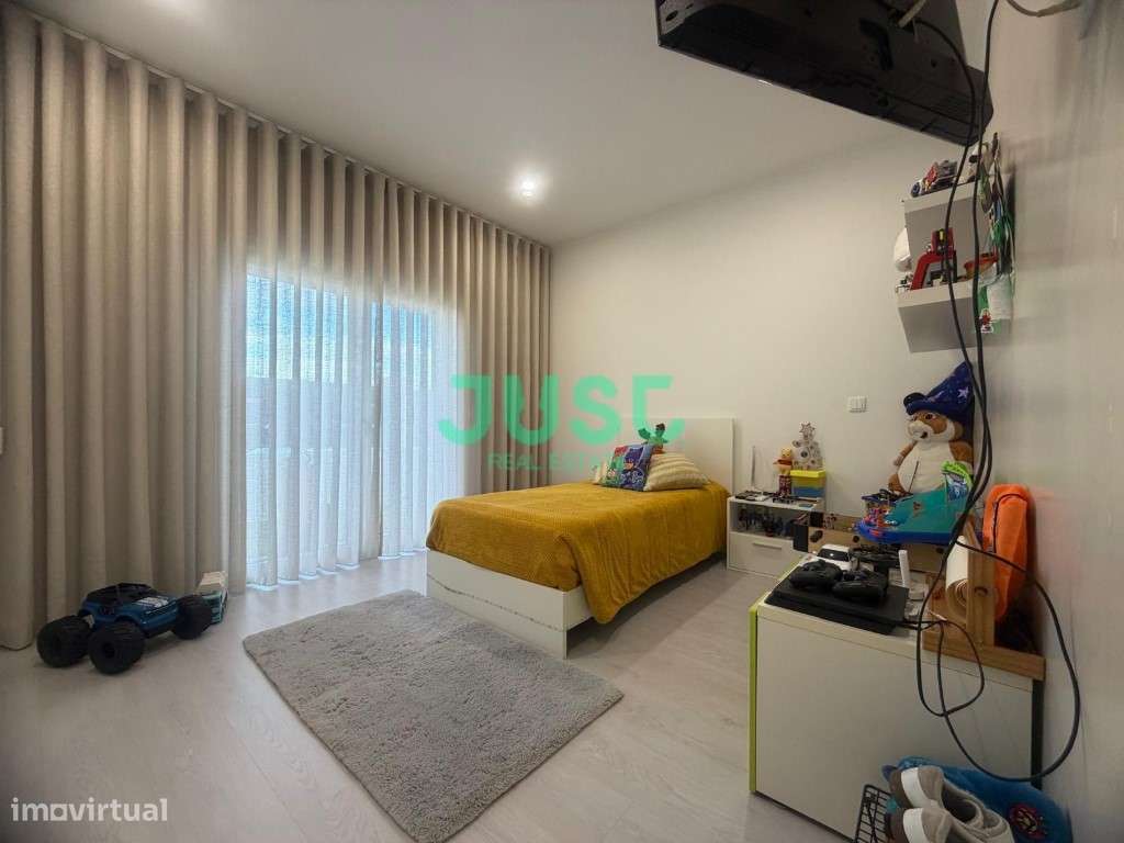 Moradia isolada, T3, seminova com garagem e piscina na Quinta do Conde-37