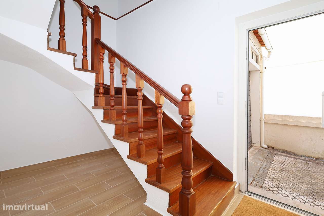 Moradia com duas fracções – Rentabilidade Imediata – Porto Salvo – Oei-25