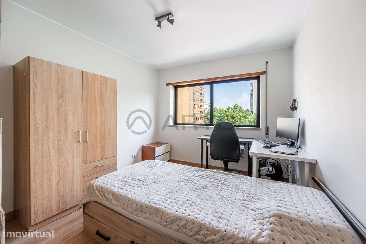 Apartamento T3 totalmente remodelado, com excelente exposição solar...-8