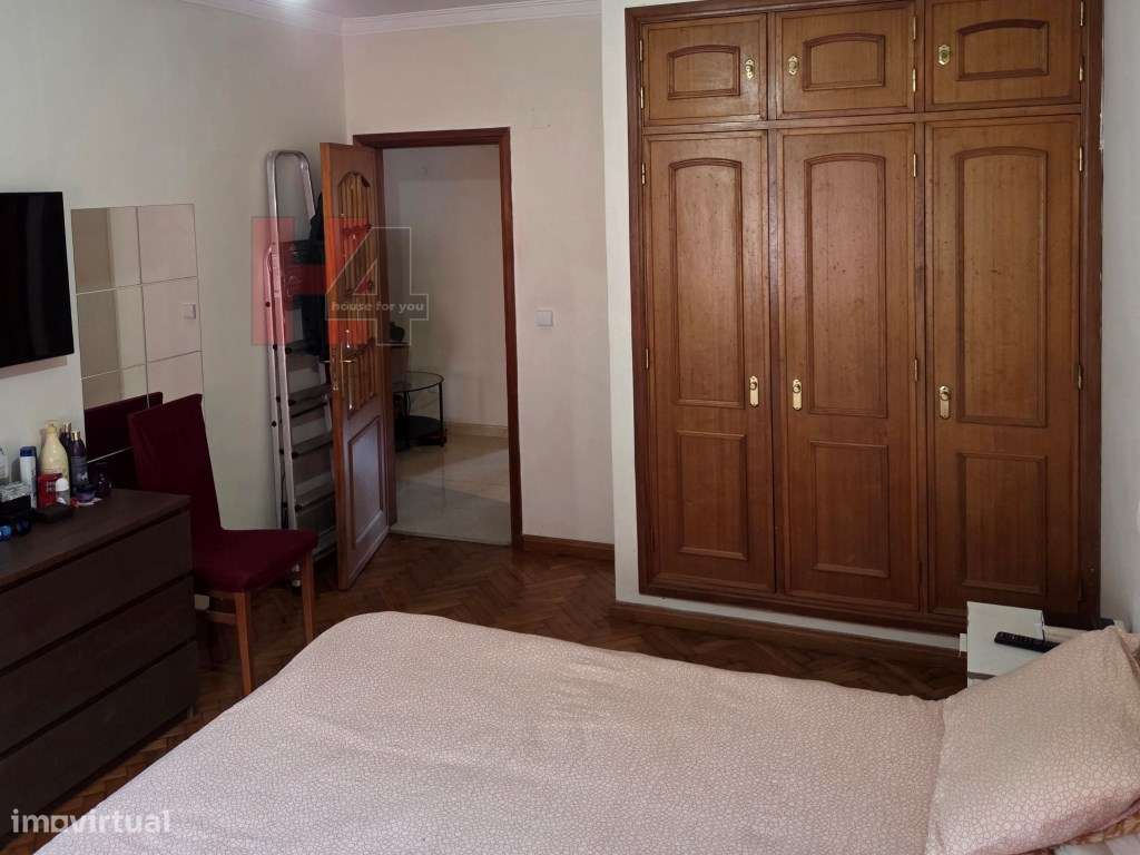 T2 com box e ótima localização na Amadora-8