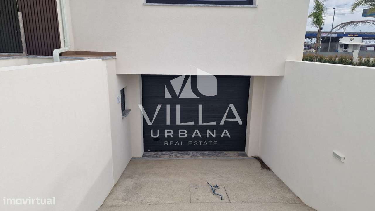 Moradia T3+1 no Centro da Charneca da Caparica-30