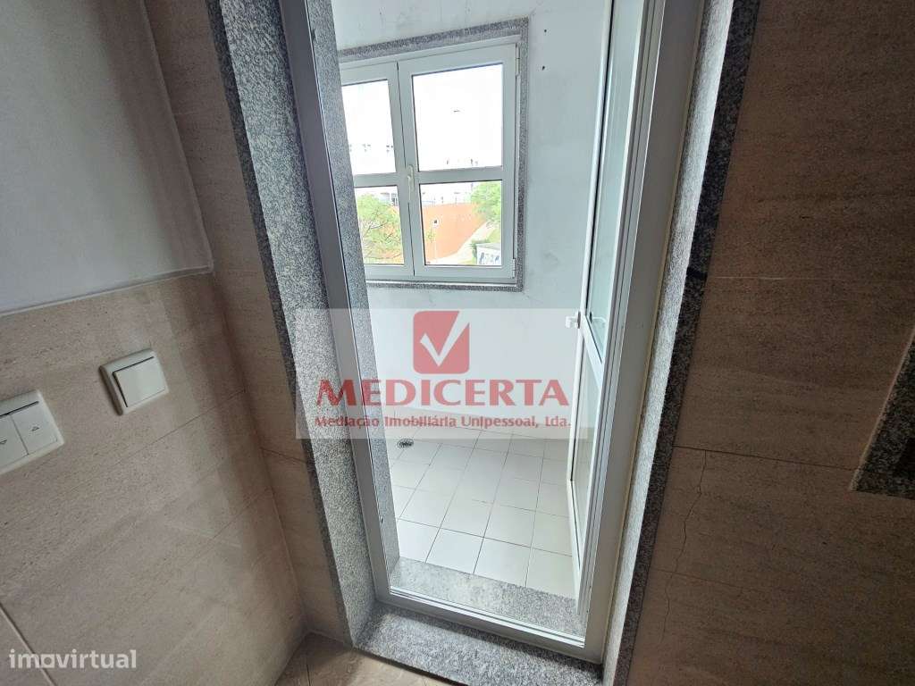 Amadora (Casas do Lago) T4 (2 Parqueamentos + Arrecadação)-2