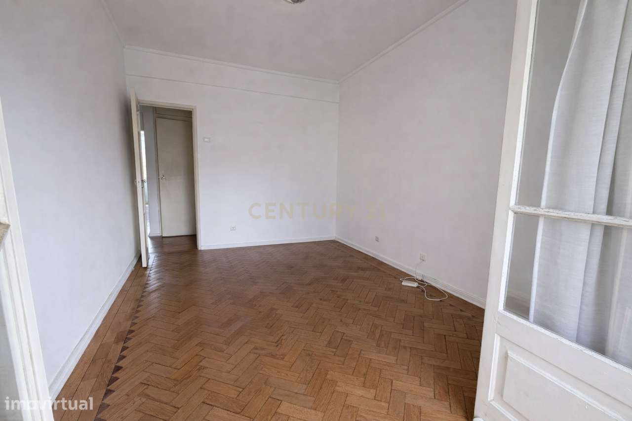 Apartamento T2 com Marquise e Excelente Potencial | Damaia de Cima – A-23