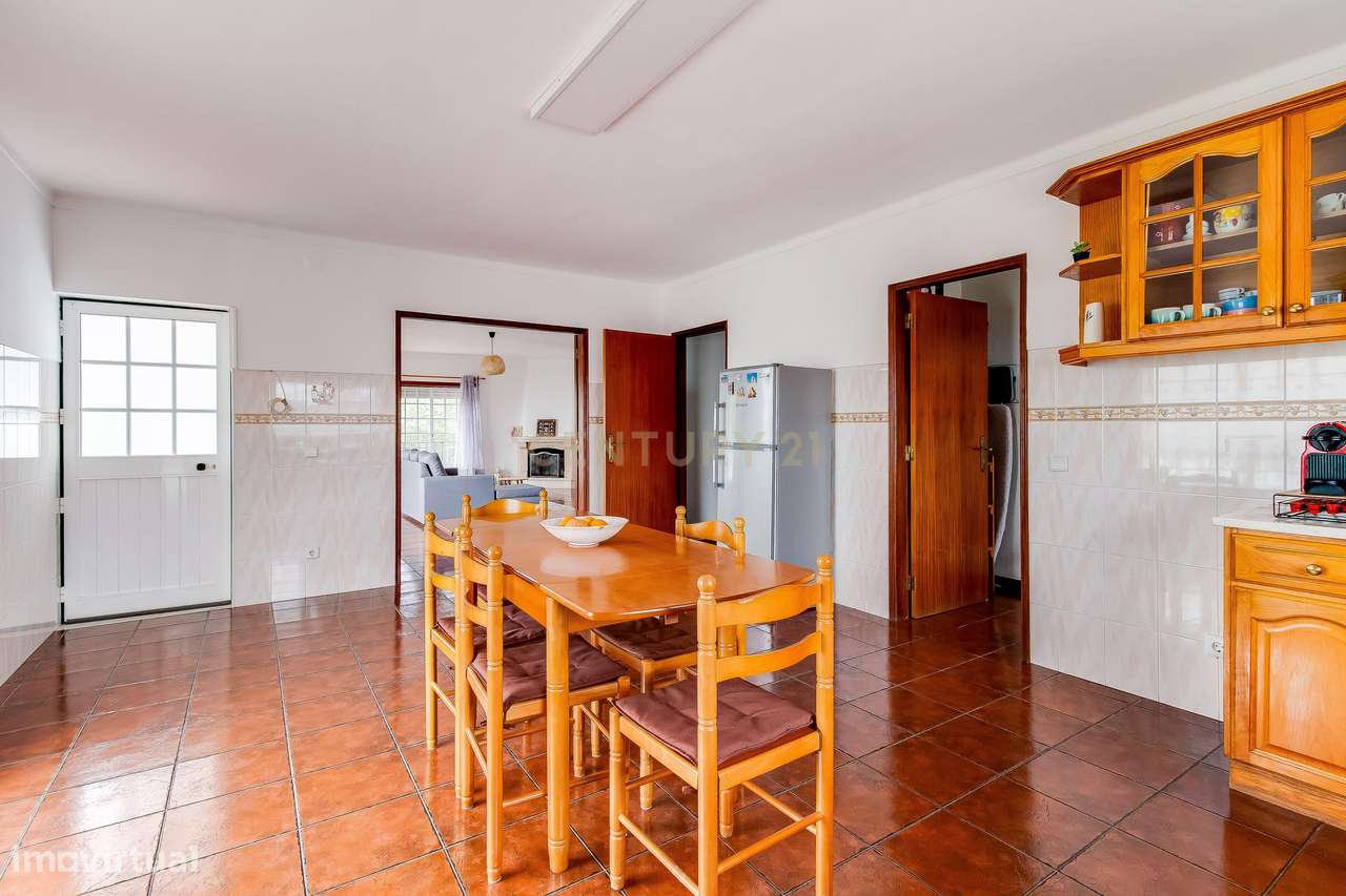 Prédio com 2 apartamentos+garagem+terreno-16