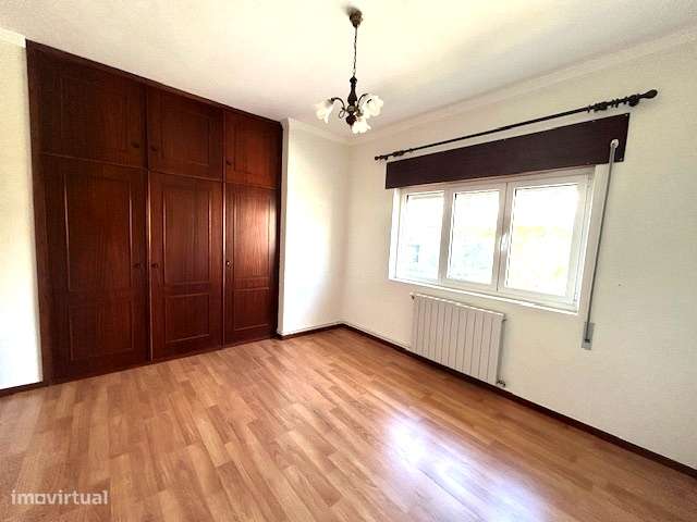 Moradia T4 isolada com jardim e garagem-13