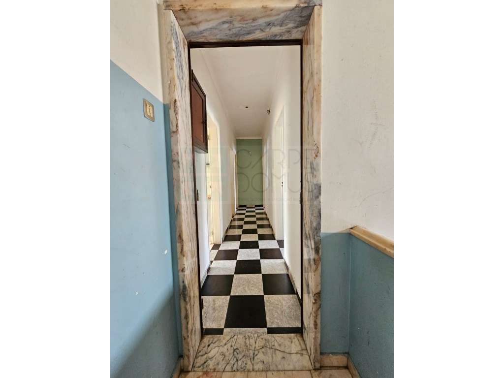 Prédio com Comércio e 2 apartamentos, em Mem Martins, Sintra-40