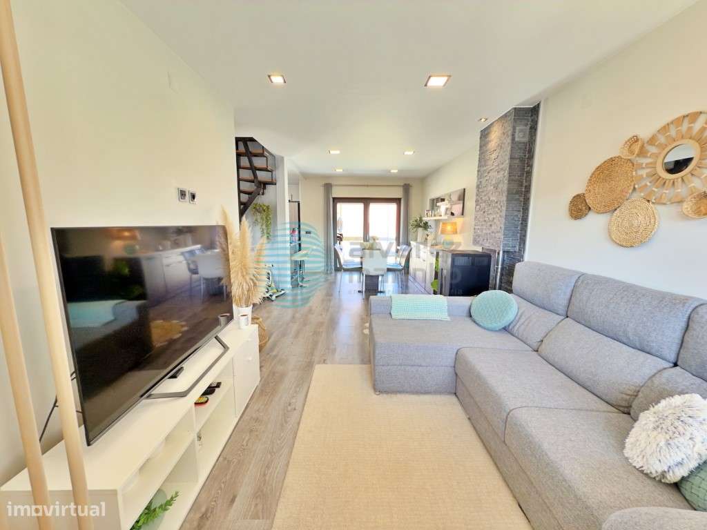 Andar de Moradia V3 remodelada com garagem e logradouro - Grande imagem: 4/38