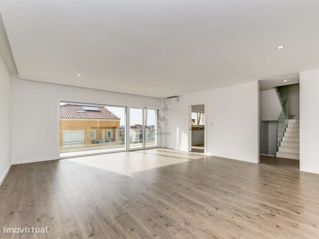 MORADIA T4 NOVA
Famões, moradia independente V4+1 nova com Jardim,...-6