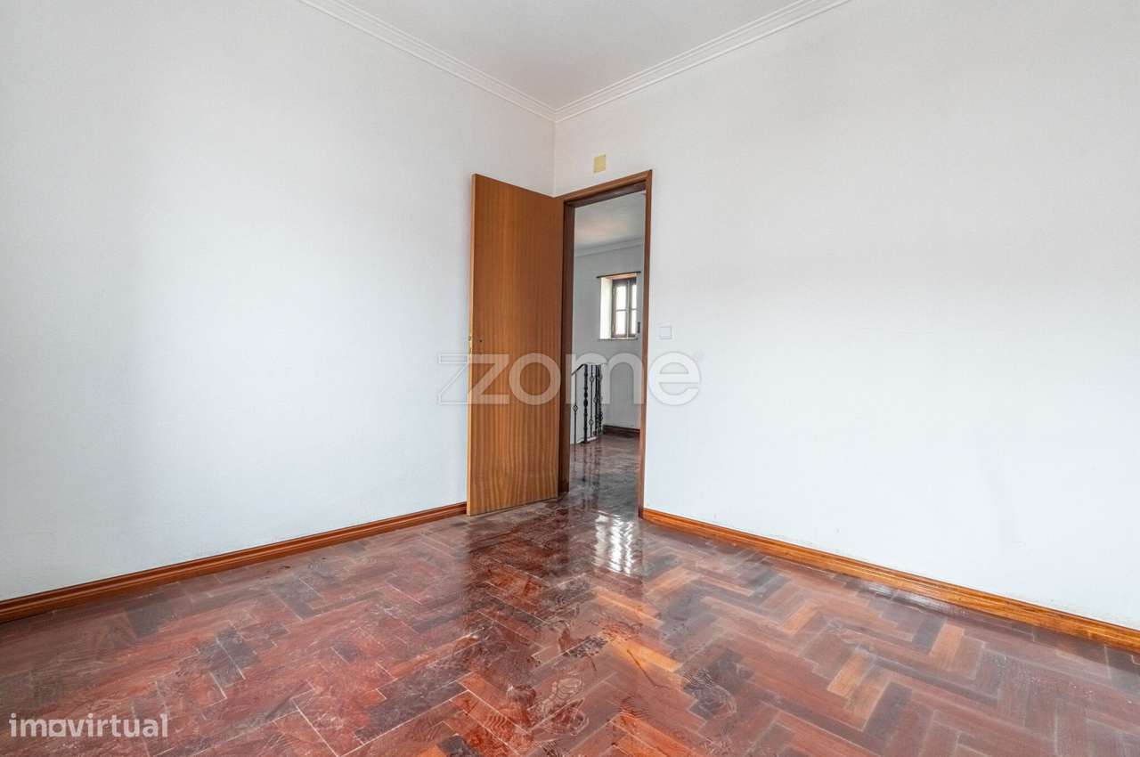 Moradia T3+1 em Manique de Cima a necessitar de acabamentos-10
