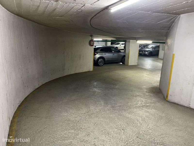 Arrenda-se Garagem - Lumiar/Lambert - Grande imagem: 5/7