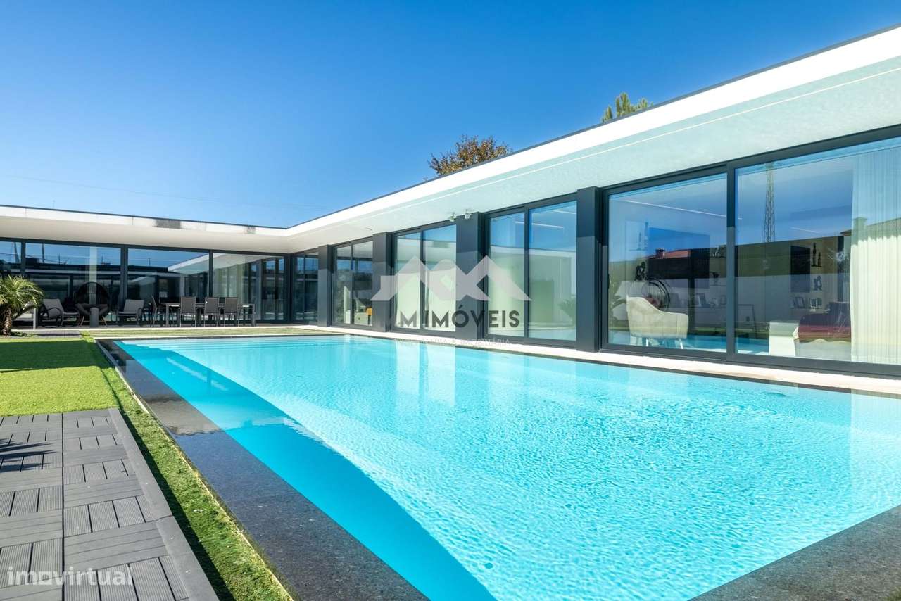 Moradia T5 | Térrea | Piscinas | Jardins | 4 Frentes | Única - Grande imagem: 4/60