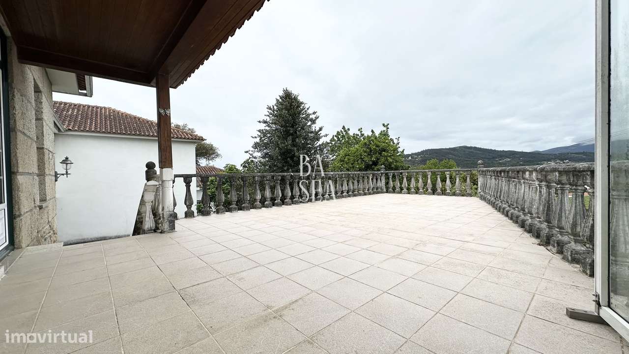 Quinta com 3 Habitações 2 Armazéns e 1 ha de Vinha em Barbeita Monção.-50
