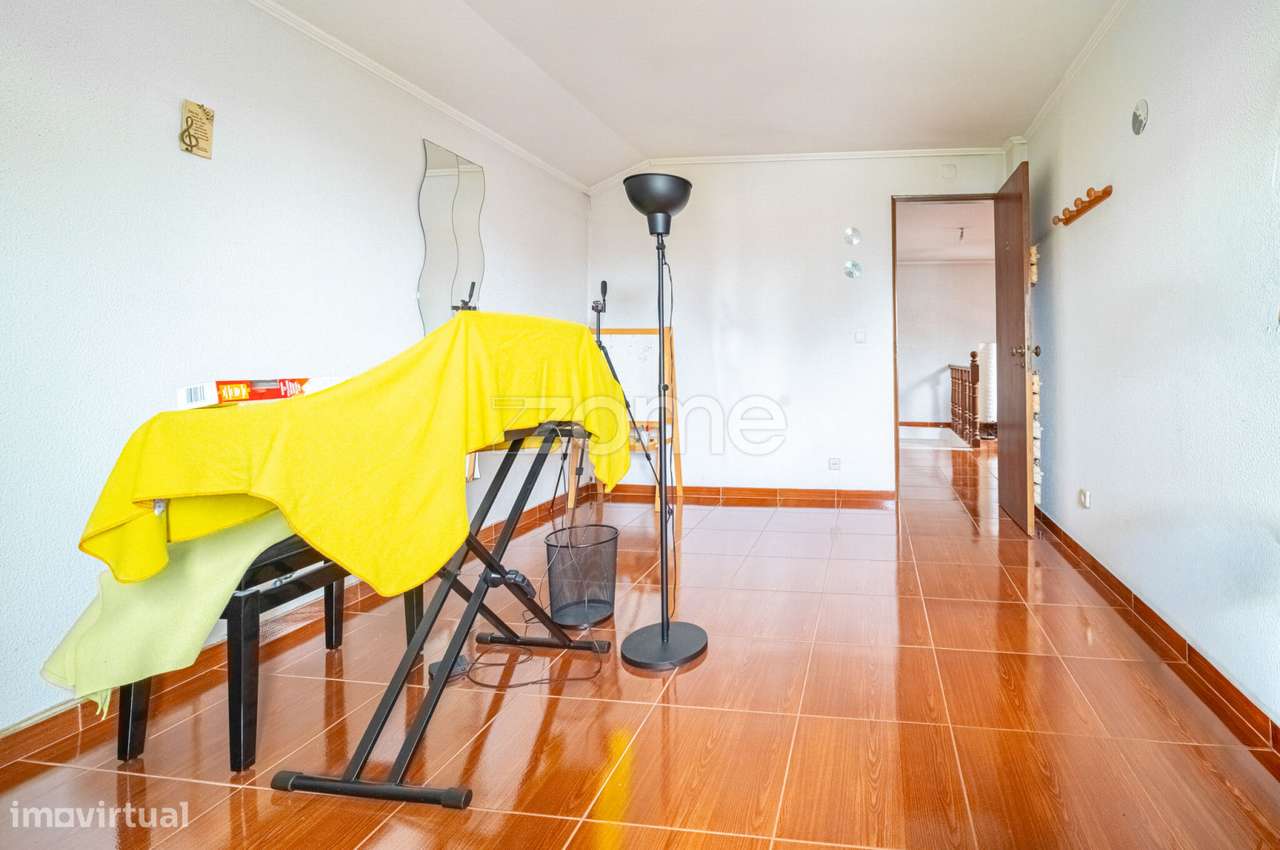 Moradia Geminada T4 com Jardim e Garagem em Zona Tranquila de Camarate-41