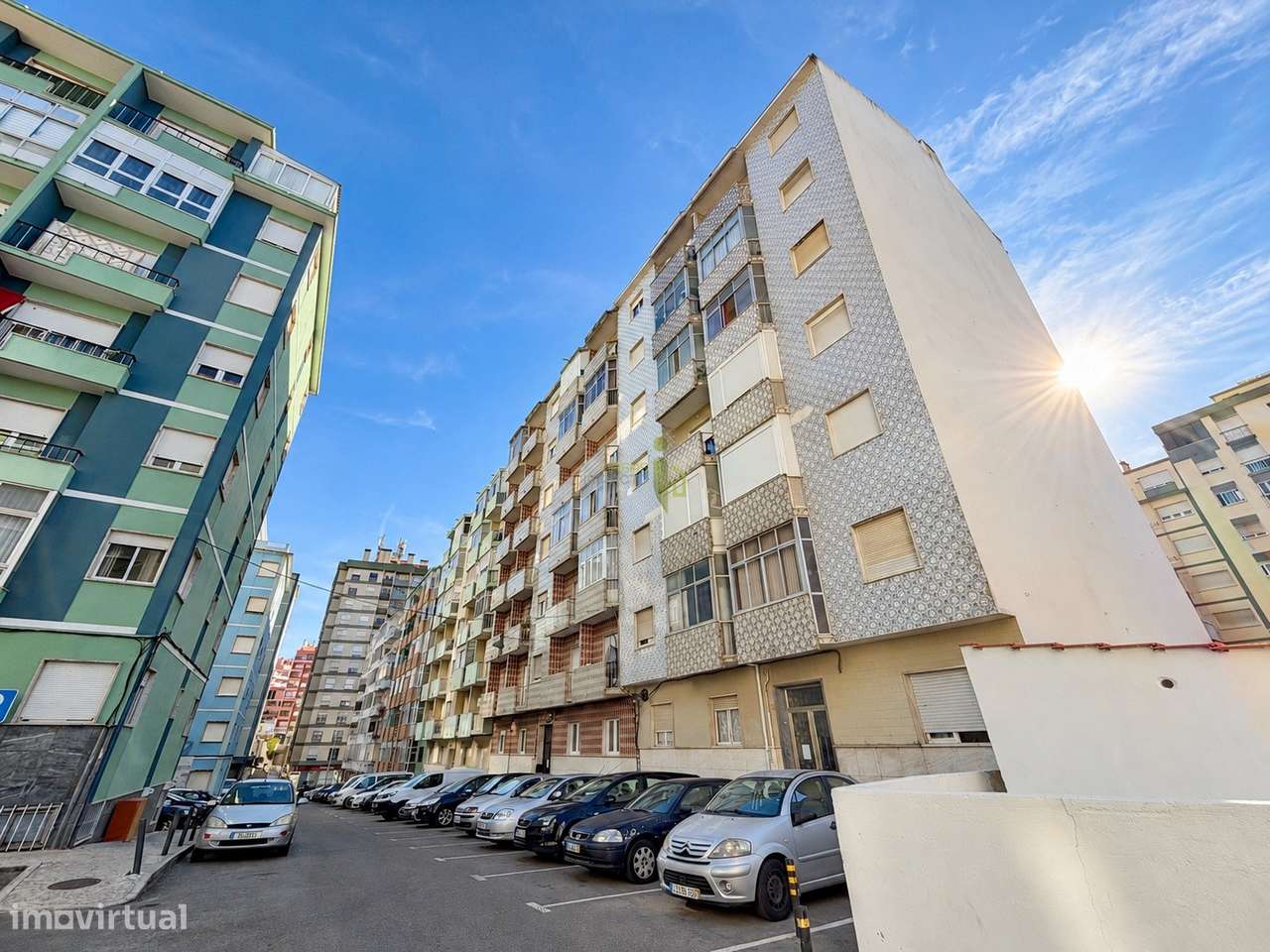 Apartamento T2 com Varanda, Elevador  | Junto a Comércio, Escolas e Tr-27