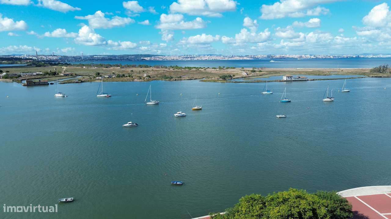 Prédio para recuperação na Zona histórica do Seixal, junto à zona ribe-5