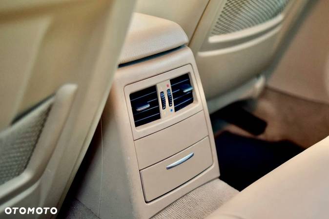 BMW Seria 3 335i xDrive Sport-Aut Luxury Line - 30