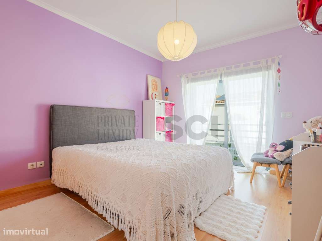 Moradia T4 na Aroeira, contemporânea com piscina e cave-27