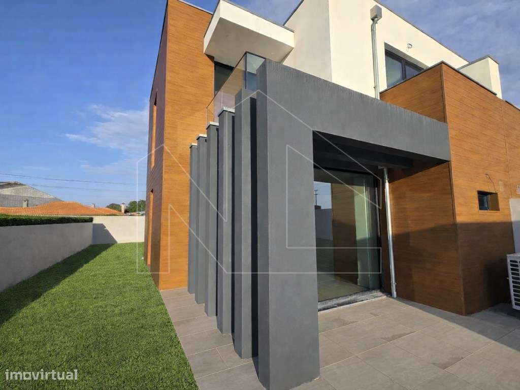 Moradia T4 a 1km das Glicinias! - Grande imagem: 2/44