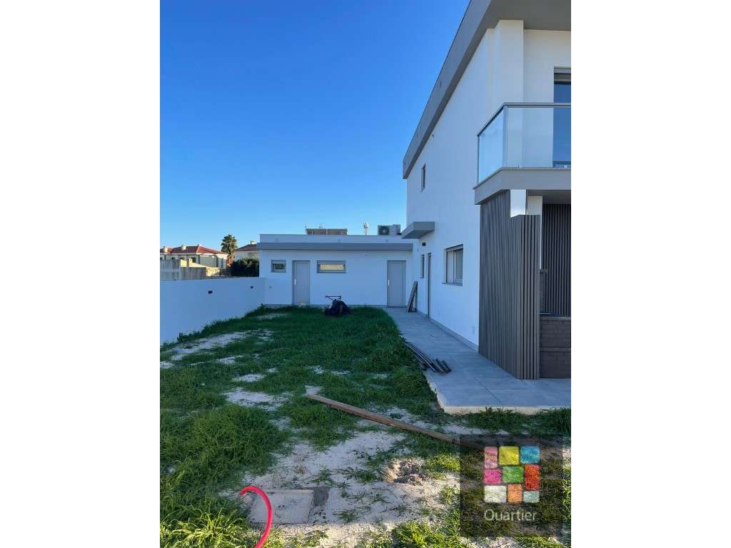 Moradia T4 em Azeitão - Conforto, Espaço e Qualidade de Vida!-14