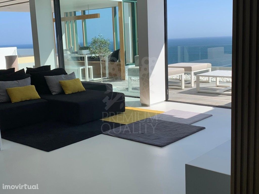 Apartamento T3 totalmente remodelado com terraço e vista mar em Sesimb