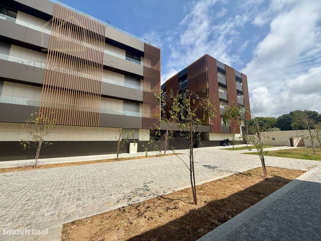 Apartamento T2 com terraço e garagem no centro de Espinho para comprar-16