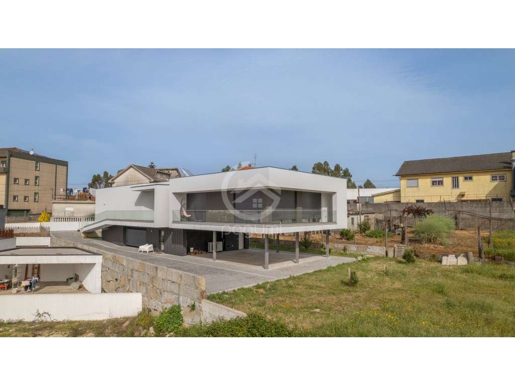 Moradia Contemporânea | 1.470 m² | A 1 Minuto da A4-54