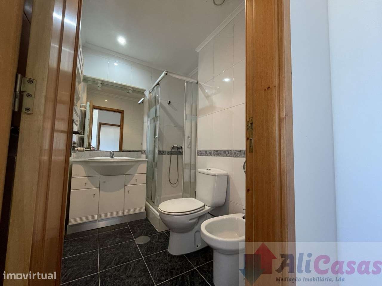 **Excelente Apartamento T2 C/Ampla varanda em Localização Privilegia-16