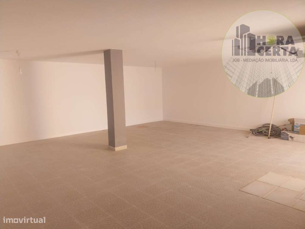 Moradia V4 com piscina em Setúbal!-39