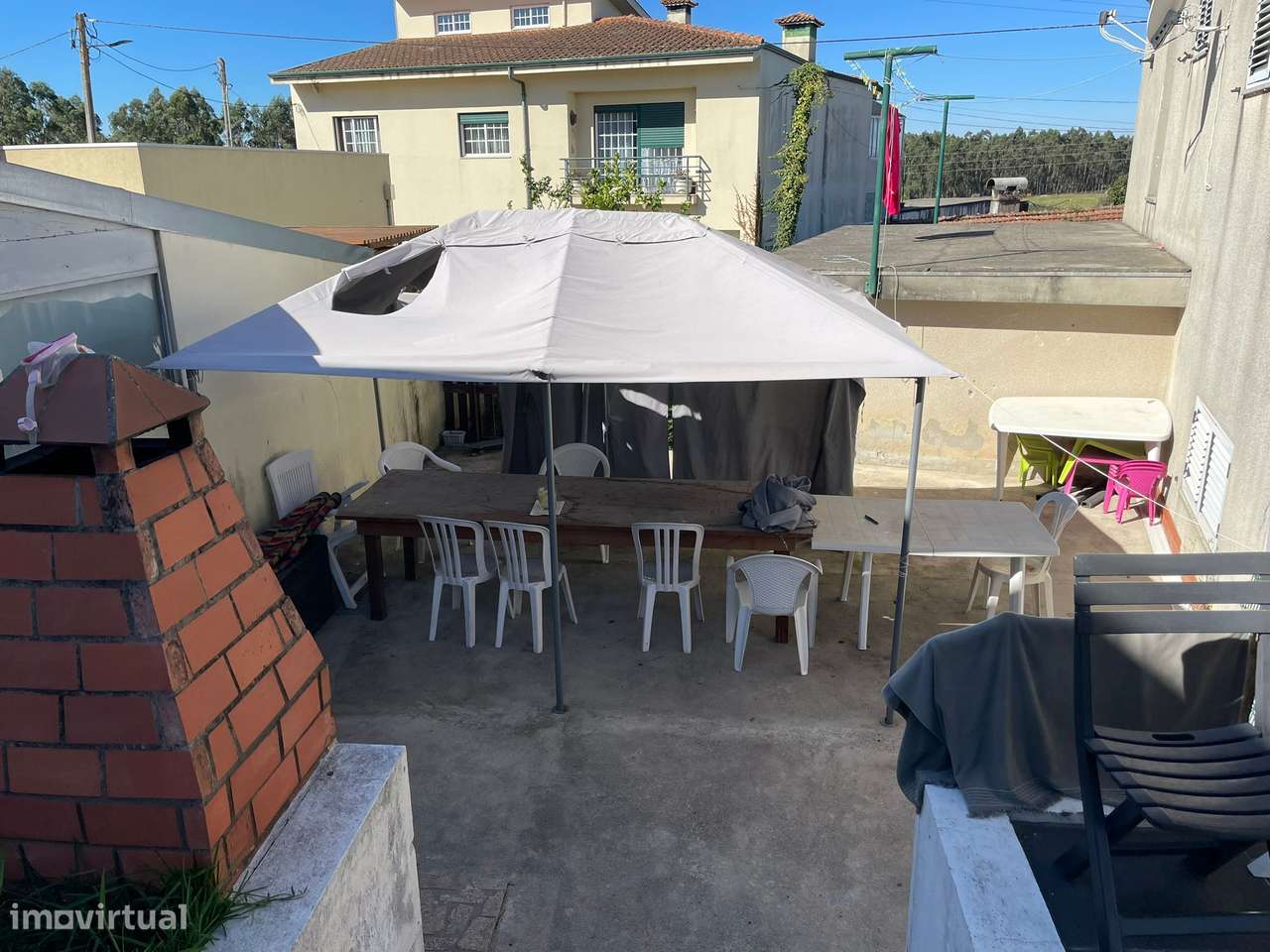 Moradia de 4 frentes com painéis solares, T4, piscina, cave e jardim-19