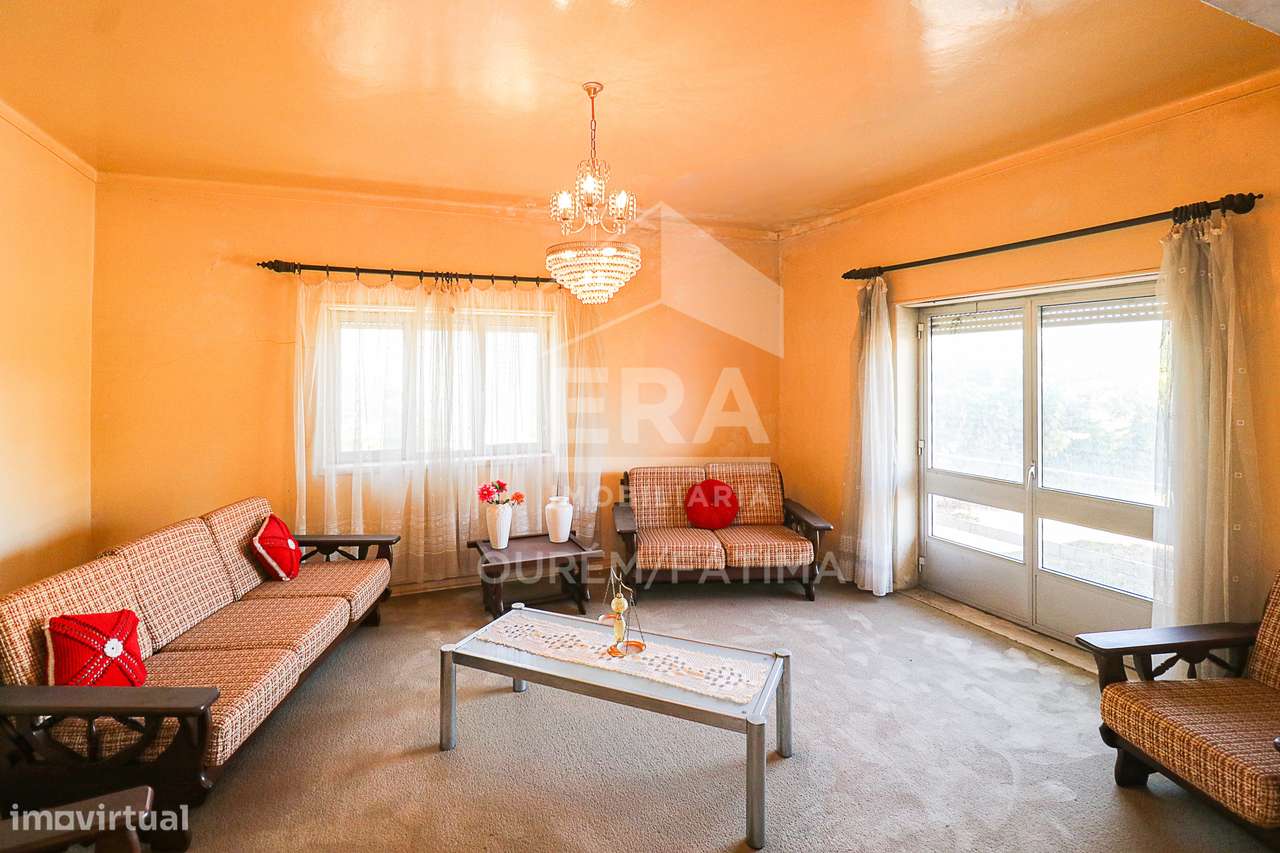Moradia T5 localizada na periferia da cidade de Ourém. - Grande imagem: 4/21