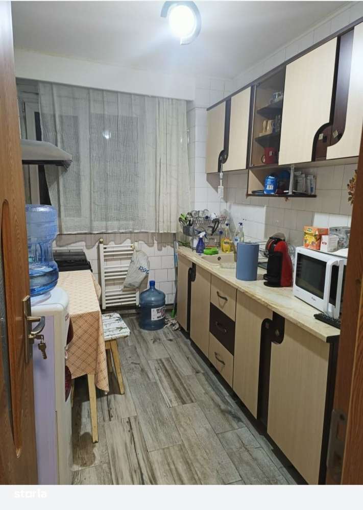 Vând apartament cu 2 camere,etaj 3,aproape 2 min de centru-1