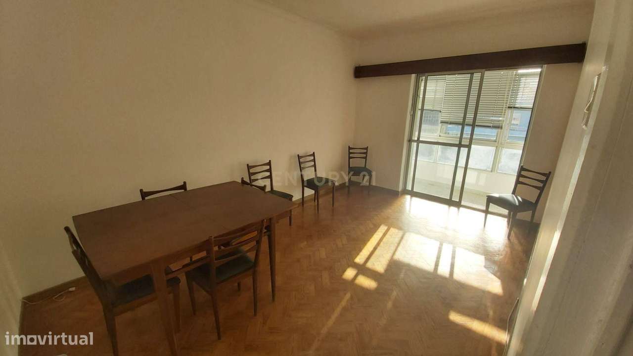 Apartamento T2 em Almada na Av. Nuno Alvares Pereira.-0