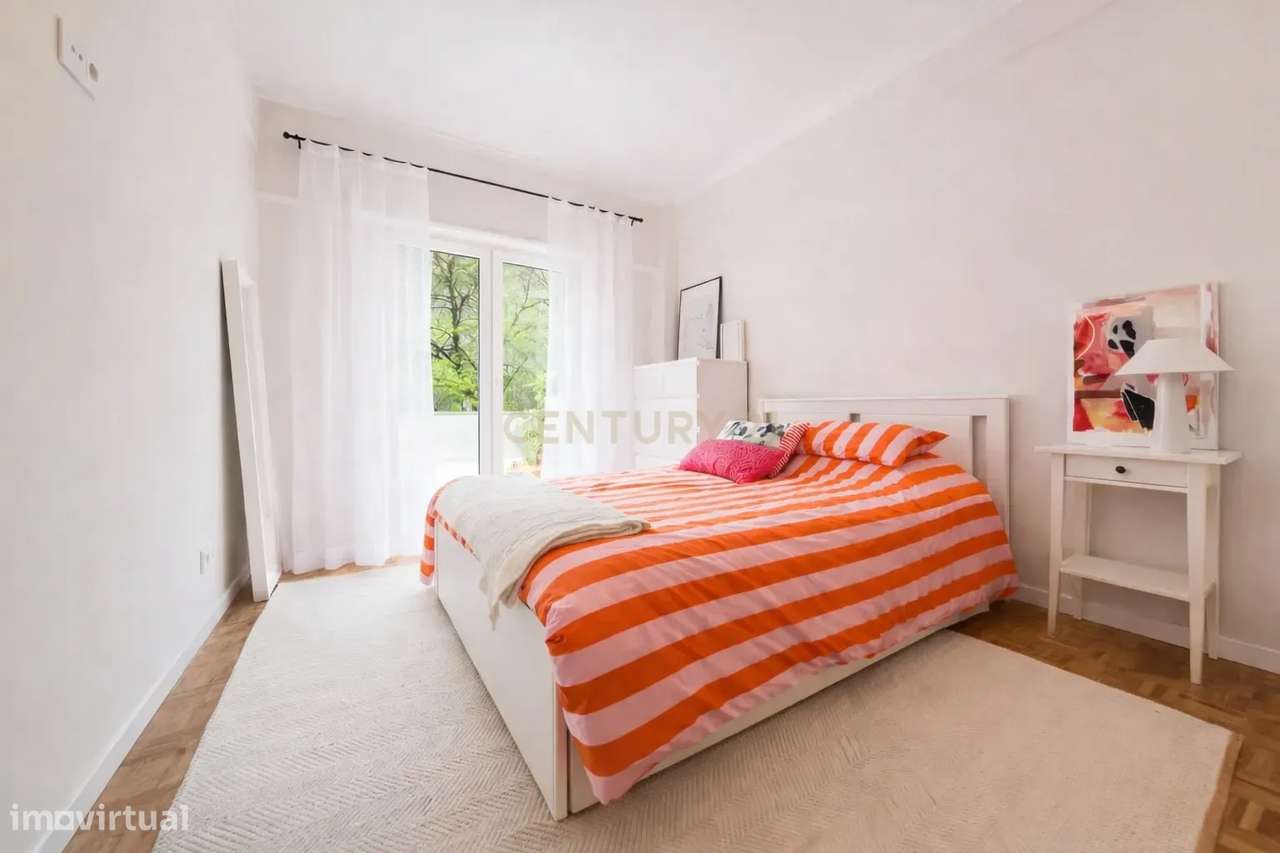 T4 luminoso com varanda ampla a 5 minutos da estação de Monte Abraão-9