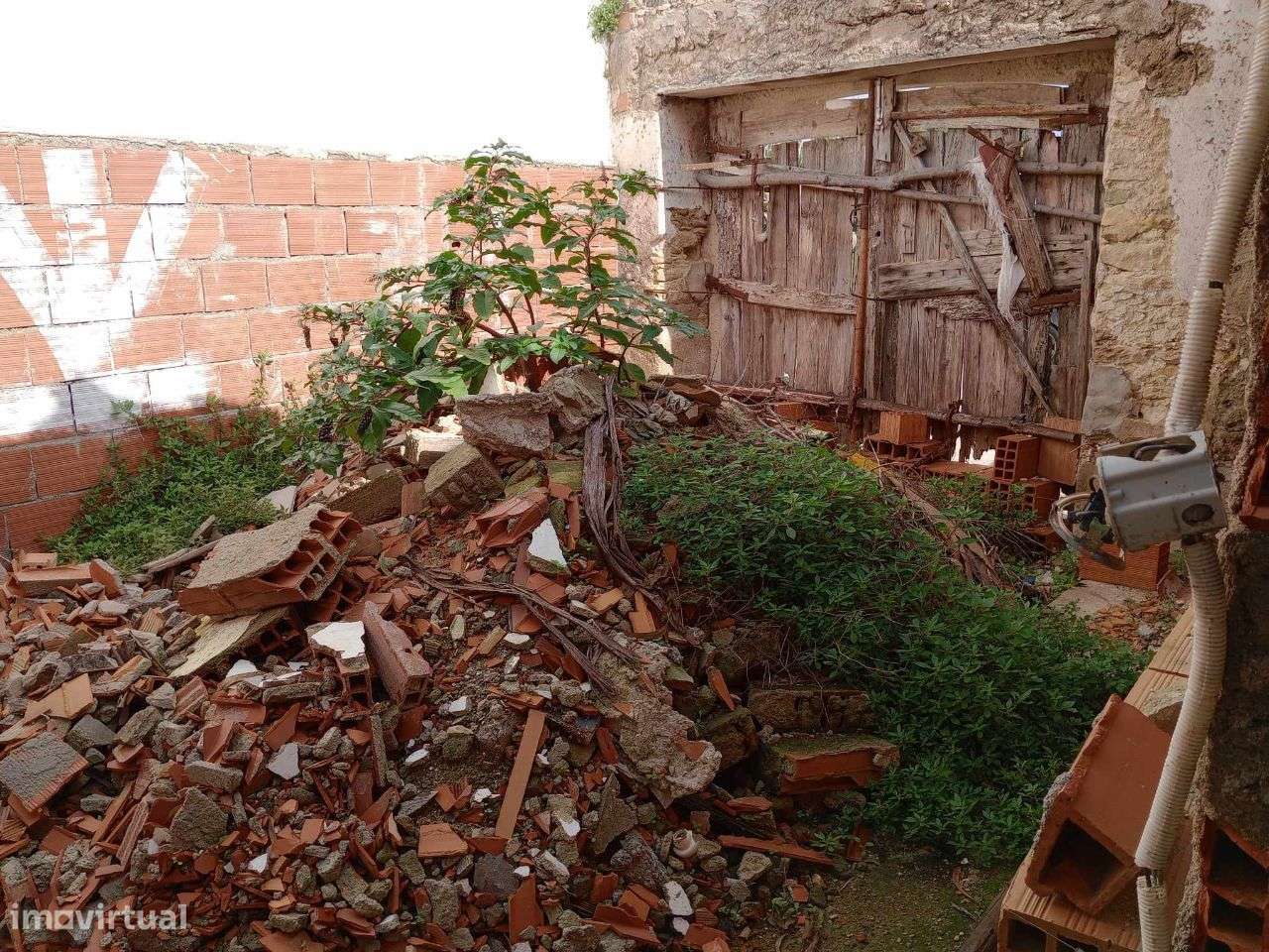 Vende-se moradia para renovar na Lamarosa, Coimbra.-7