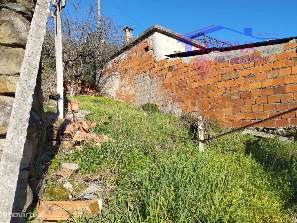 Ruina para reconstruir na freguesia de Castanheira de Pera - Grande imagem: 2/6