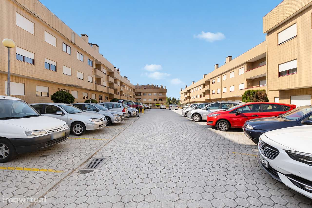 Apartamento T2 em Vila Nova de Gaia com Garagem e Elevador-12