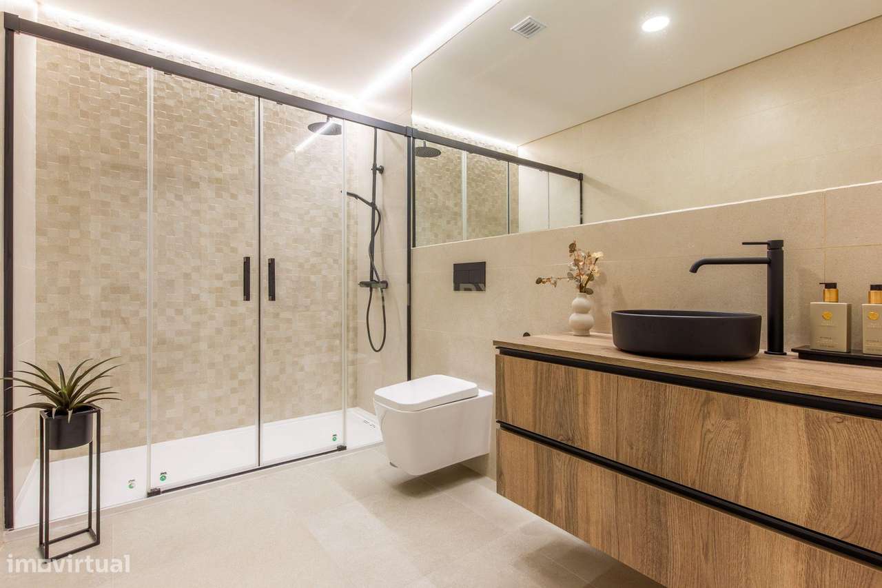 Moderno apartamento T3, com parqueamento e varandas em Santo António d-10